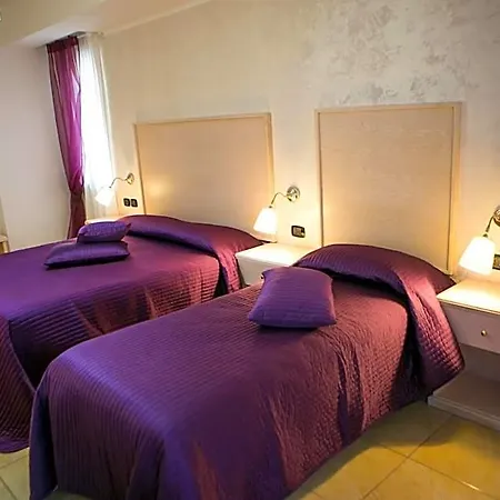 فندق Miramare مارينا دي سكيافوني